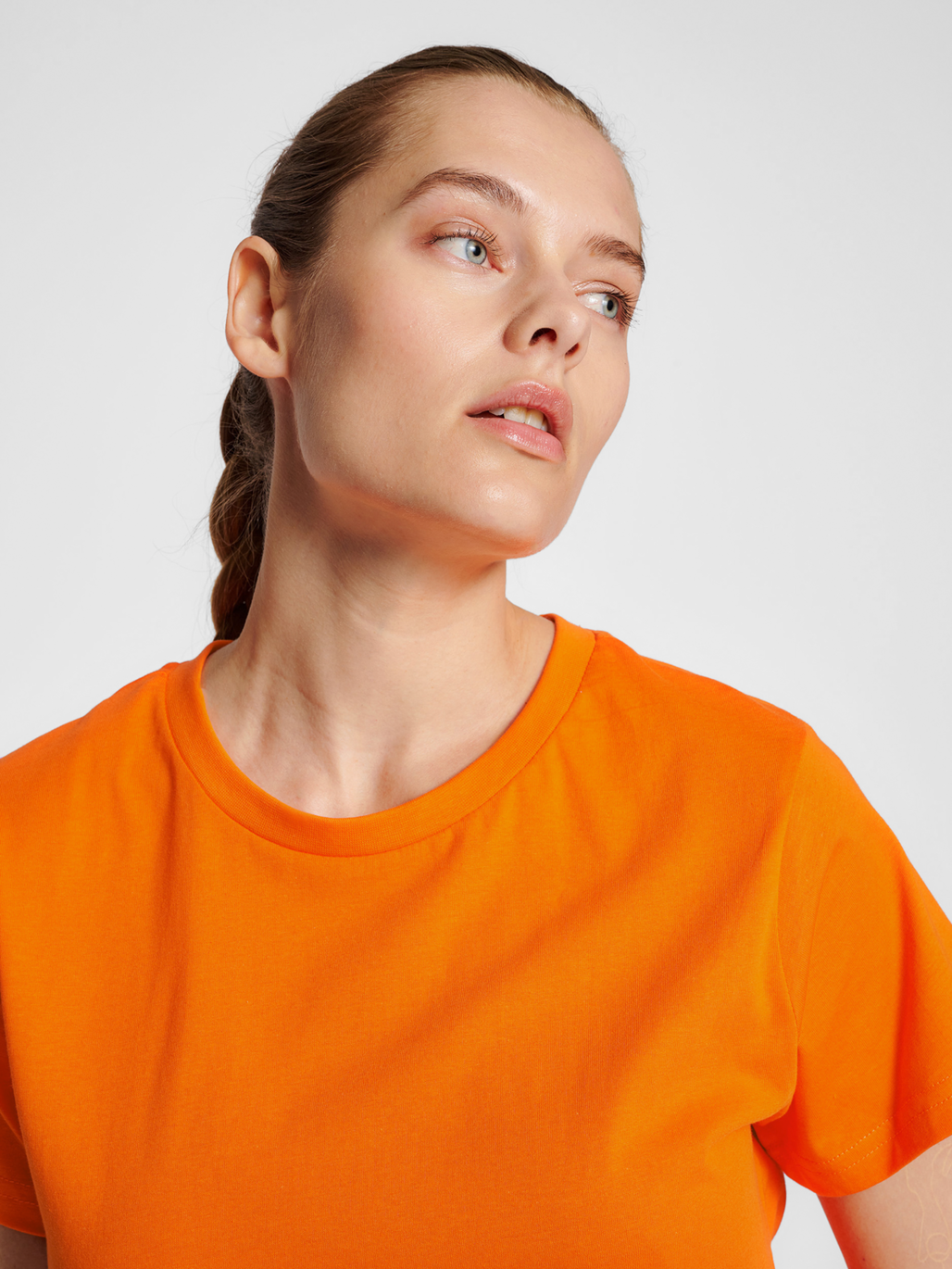 hmlRED BASIC T-SHIRT S/S WOMAN, 5190, model