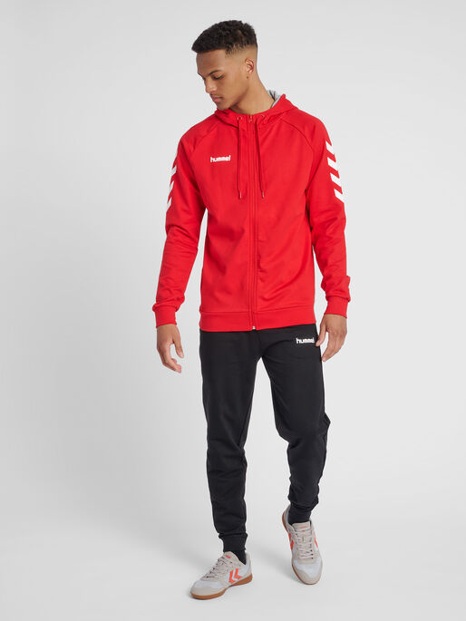 HUMMEL GO COTTON ZIP HOODIE, TRUE RED, model