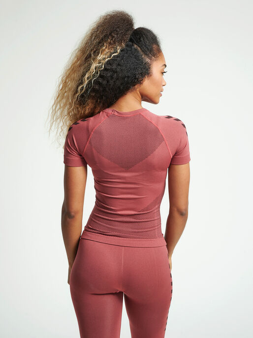 HUMMEL FIRST SEAMLESS JERSEY S/S W, MARSALA, model