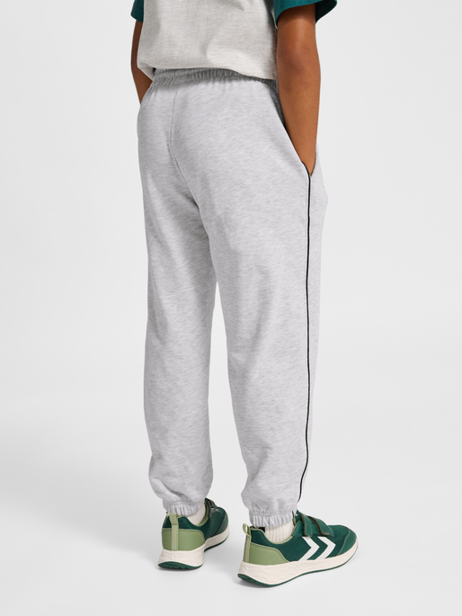 hmlJR LOOSE SWEATPANT PIPING, LIGHT GREY MELANGE/BLACK, model