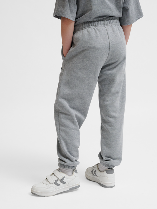 hmlJR LOOSE SWEATPANTS BEE, GREY MELANGE, model