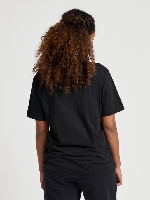 hmlHIVE OWEN T-SHIRT, 2001, model