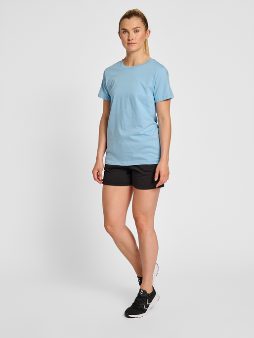 hmlRED HEAVY T-SHIRT S/S WOMAN, BLUE BELL, model