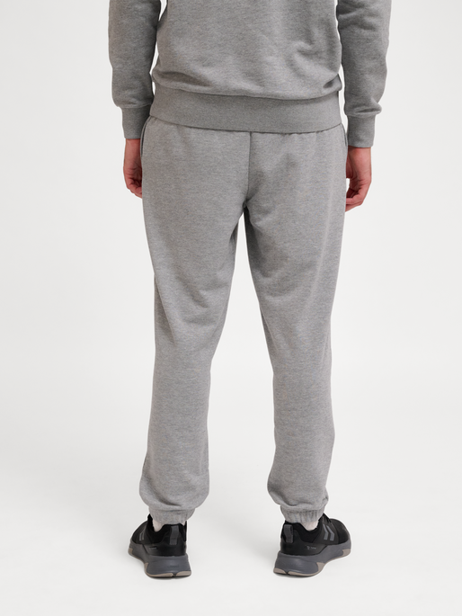 hmlPULSE SWEAT PANTS, GREY MELANGE, model