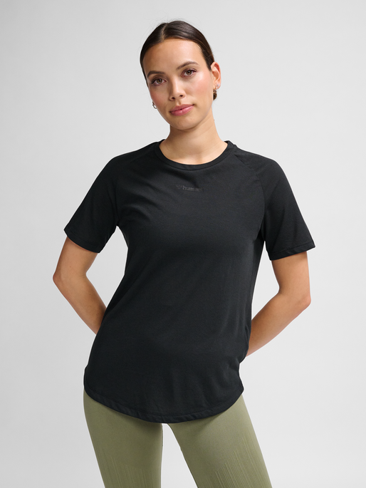 hmlMT VANJA T-SHIRT, BLACK, model