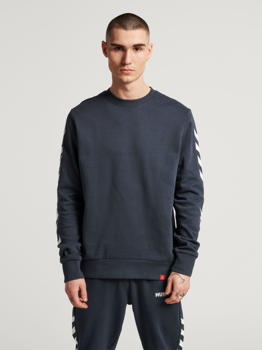 hmlLEGACY CHEVRON SWEATSHIRT, BLUE NIGHTS, model