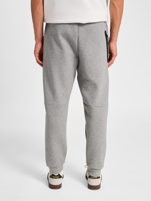 hmlTECH FLEECE REGULAR PANTS, GREY MELANGE hmlTECH FLEECE REGULAR PANTS, GREY MELANGE, model