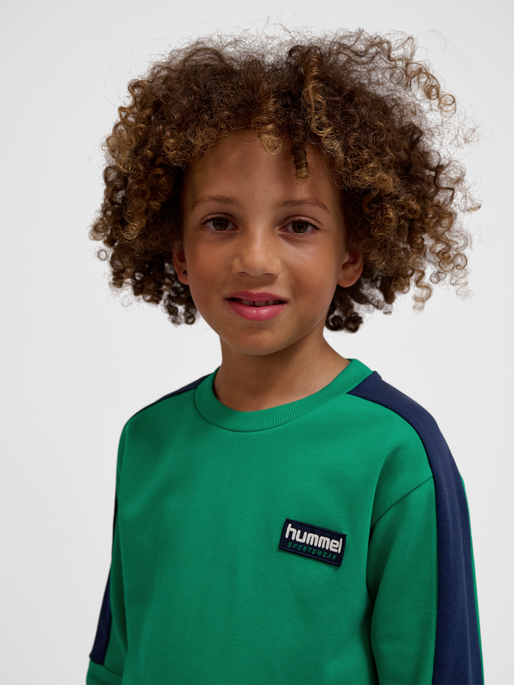 hmlDIXEN SWEATSHIRT, PEPPER GREEN, model