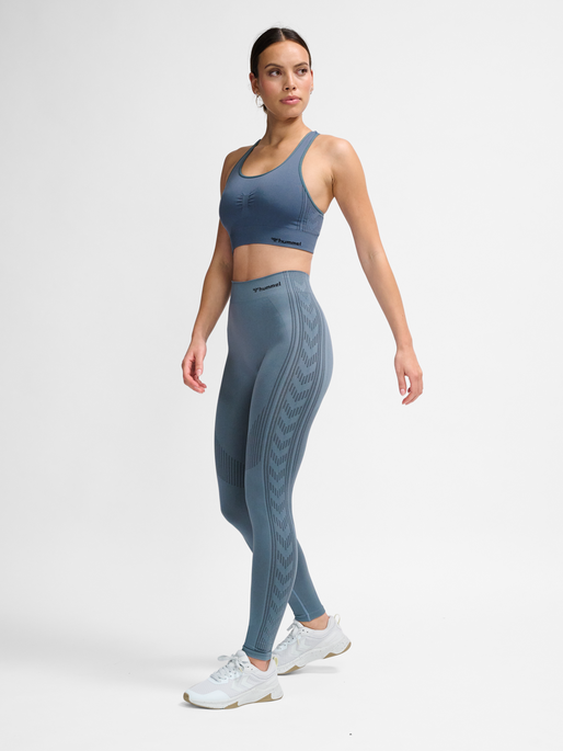 hmlMT SHAPING SEAMLESS SPORTS TOP, STORMY WEATHER, model
