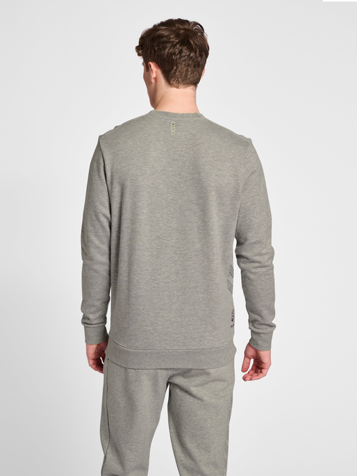 hmlOFFGRID SWEATSHIRT, GREY MELANGE, model