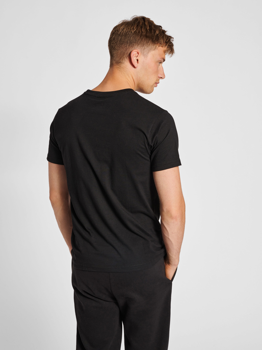 hmlRED BASIC T-SHIRT S/S, BLACK, model