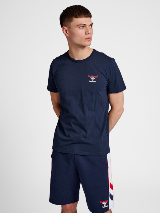 hmlIC DAYTON T-SHIRT, PEACOAT, model