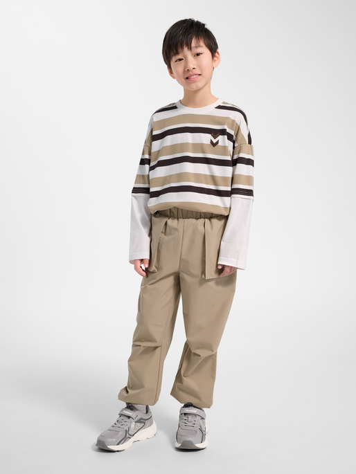 hmlJR STREET TRACKSUIT CARGO PANTS, SILVER MINK, model