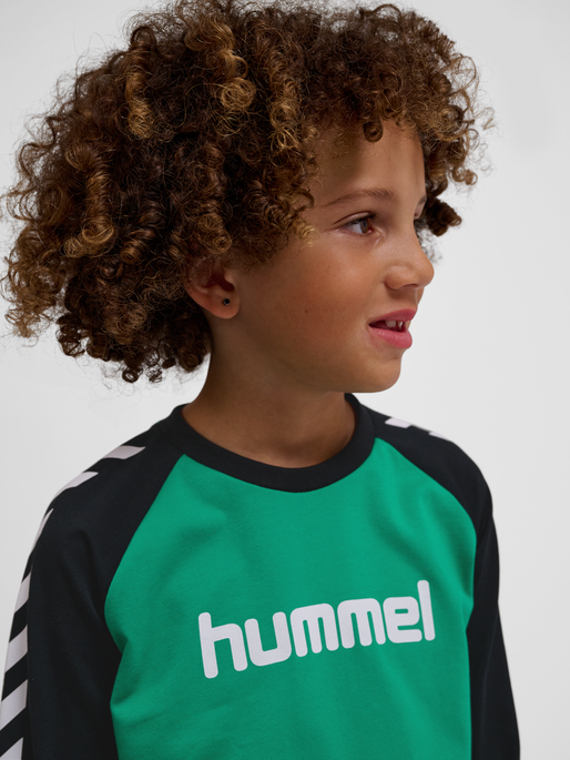 hmlBOYS T-SHIRT L/S, PEPPER GREEN, model