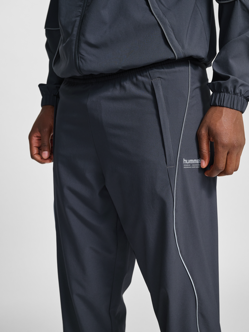 hmlPULSE WOVEN PANTS, EBONY hmlPULSE WOVEN PANTS, EBONY, model