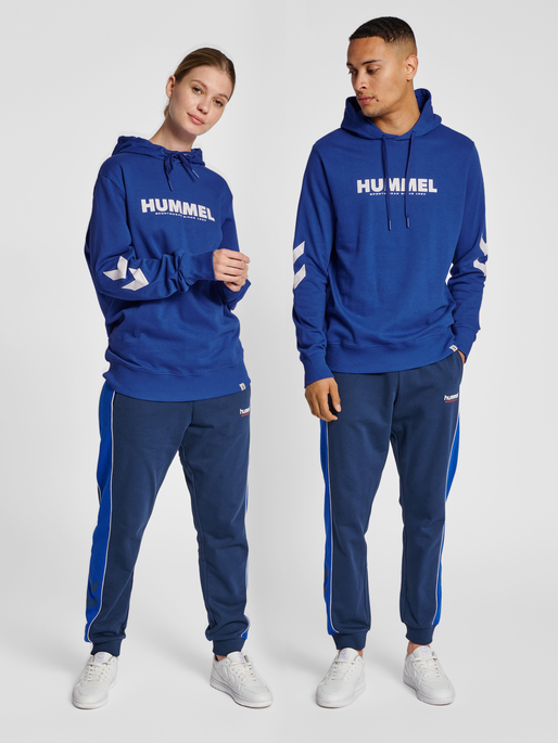hmlLEGACY LOGO HOODIE, MAZARINE BLUE, model