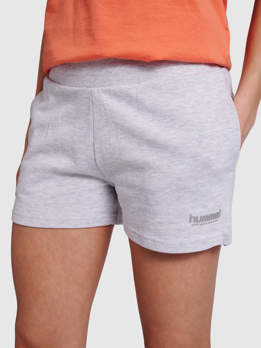 hmlLGC SENNA SWEAT SHORTS, LIGHT GREY MELANGE, model