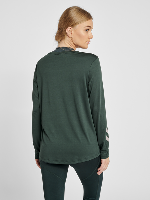 hmlTAYLOR T-SHIRT L/S, DARKEST SPRUCE, model