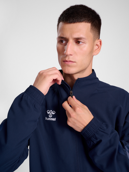 hmlTRAVEL WOVEN JACKET, MARINE, model