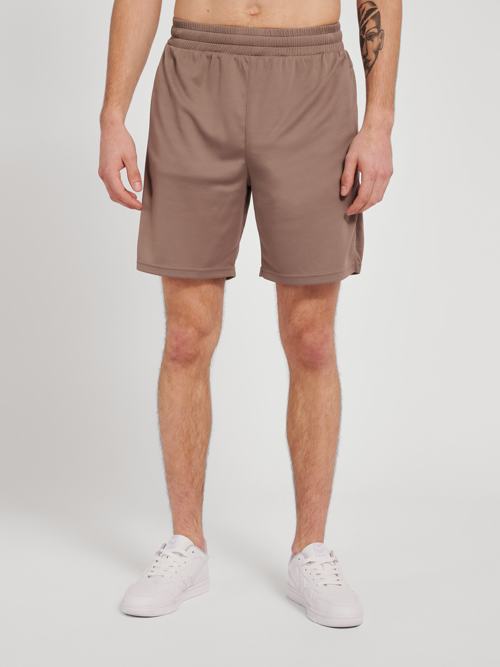 hmlTE TOPAZ SHORTS, DRIFTWOOD, model