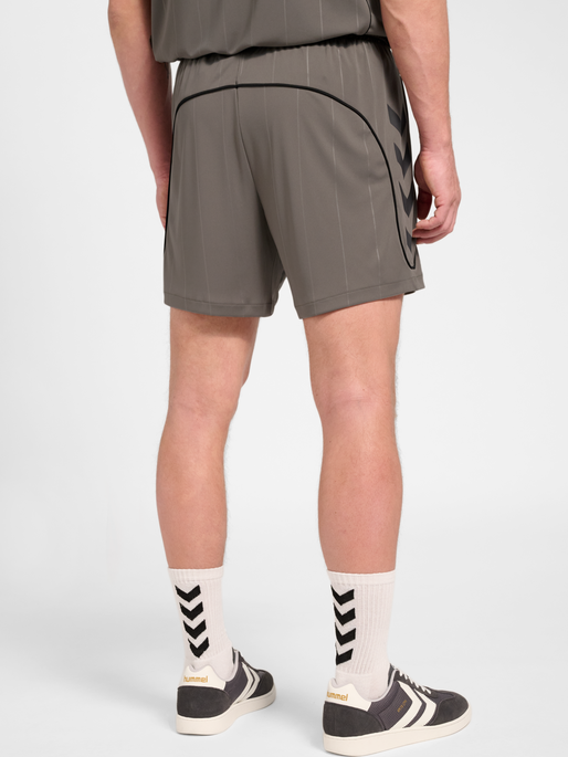 hmlPITCH SHORTS, CHARCOAL GRAY, model