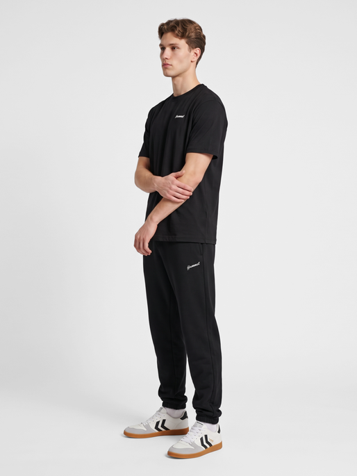 hmlCLUB SWEATPANTS, BLACK, model