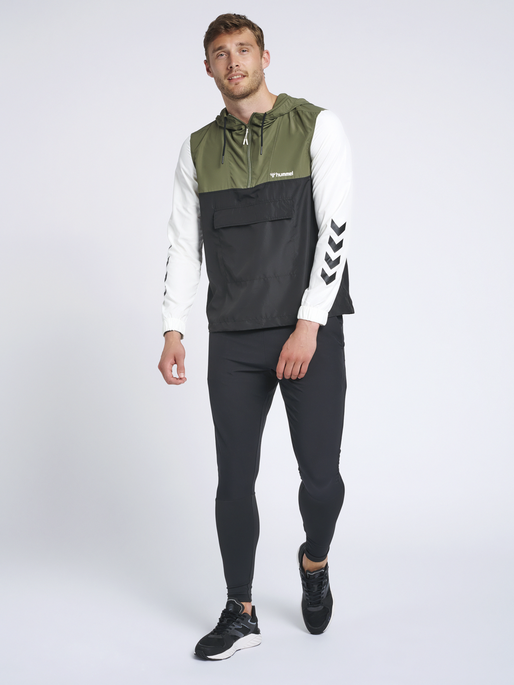 hmlATON HALF ZIP JACKET, BEETLE, model