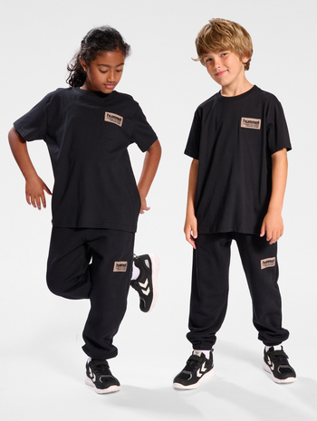 hmlDARE T-SHIRT S/S, BLACK, model
