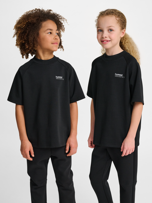 hmlJR TECH LOOSE T-SHIRT, BLACK, model