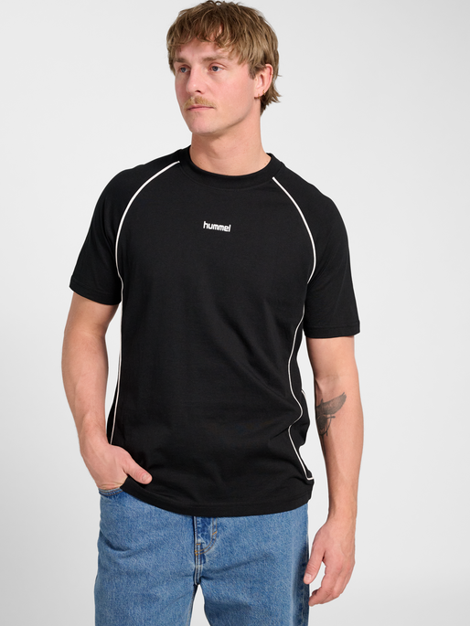 hmlPITCH REST DAY T-SHIRT S/S, BLACK, model