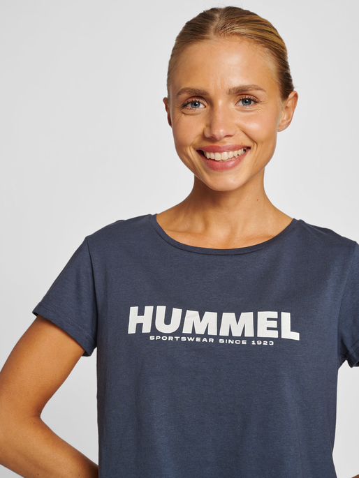 hmlLEGACY WOMAN CROPPED T-SHIRT, BLUE NIGHTS, model