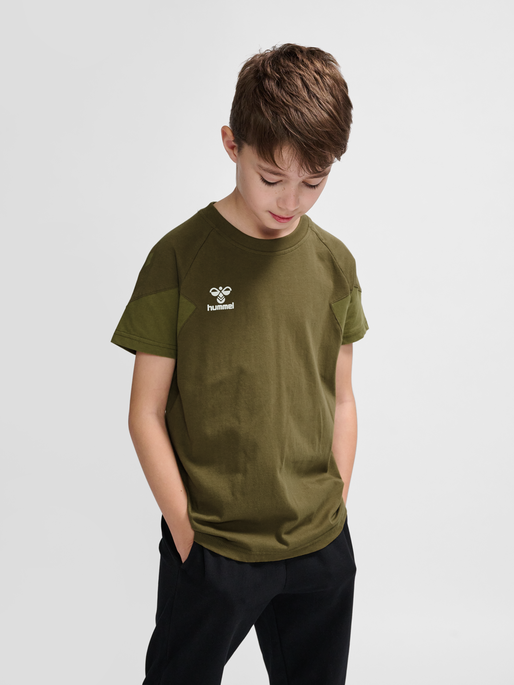 hmlTRAVEL T-SHIRT S/S KIDS, MILITARY OLIVE, model