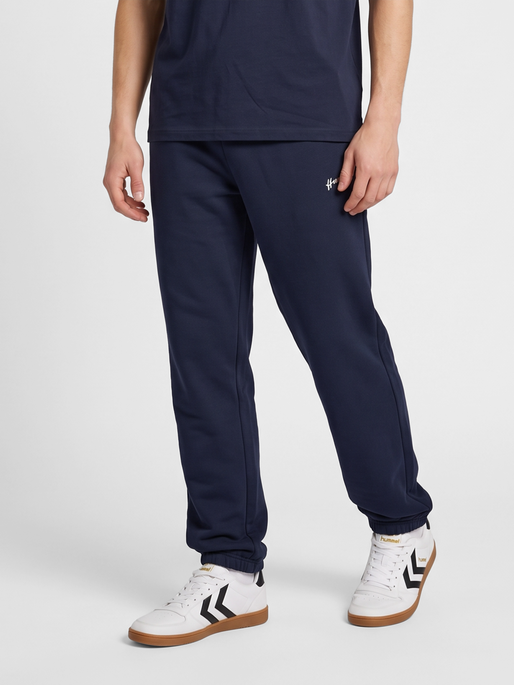 hmlCLUB SWEATPANTS, NIGHT SKY, model