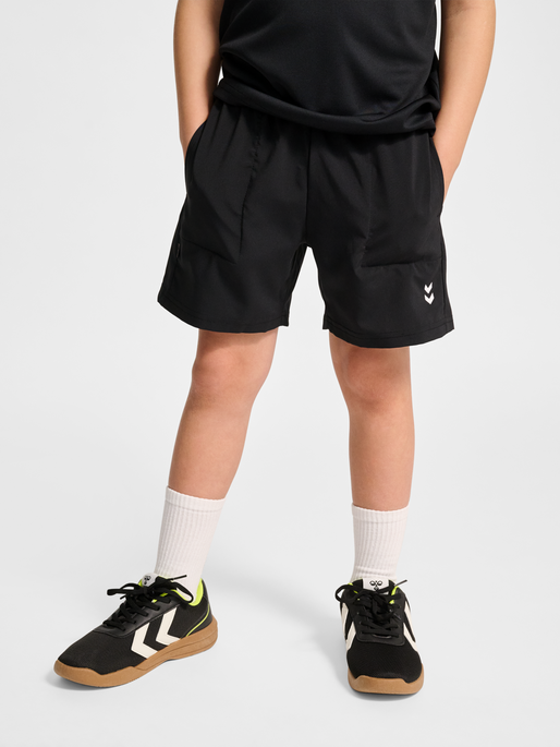 hmlJR PULSE WORKOUT SHORTS, BLACK, model