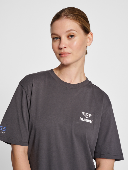 hmlLGC 365 T-SHIRT, BLACKENED PEARL, model