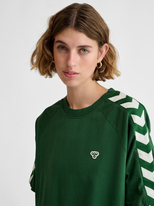 hmlARCHIVE LOOSE T-SHIRT S/S, EDEN, model