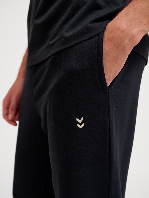 hmlPULSE SWEAT PANTS, BLACK, model