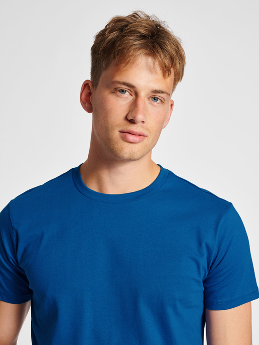 hmlRED HEAVY T-SHIRT S/S, TRUE BLUE, model