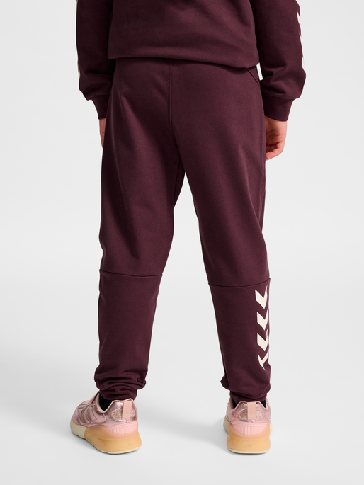 hmlJR REGULAR ADJ WAIST PANTS, VINEYARD WINE, model