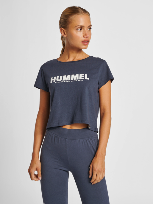 hmlLEGACY WOMAN CROPPED T-SHIRT, BLUE NIGHTS, model