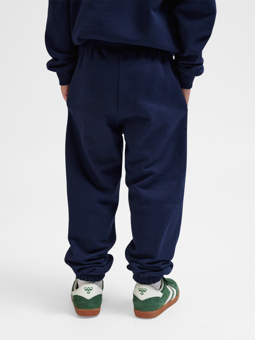 hmlJR LOOSE SWEATPANTS BEE, DRESS BLUES, model
