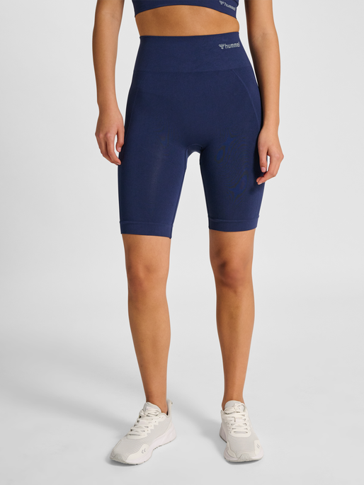 hmlTIF SEAMLESS CYLING SHORTS, BLACK IRIS, model