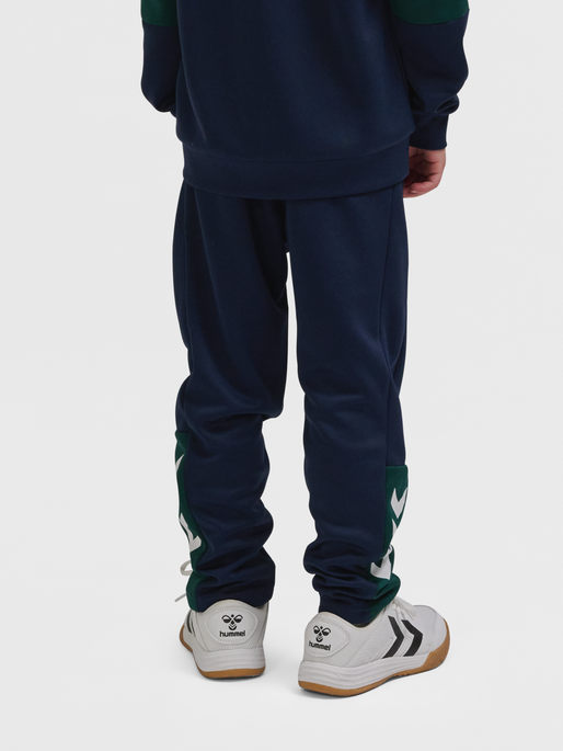 hmlORTON PANTS, BLACK IRIS, model