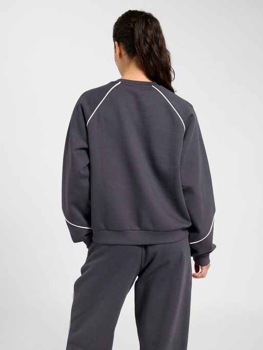 hmlKEEPER W BOXY PIPING CREWNECK, EBONY, model