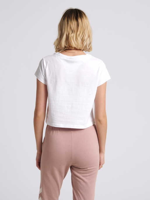 hmlLEGACY WOMAN CROPPED T-SHIRT, WHITE, model