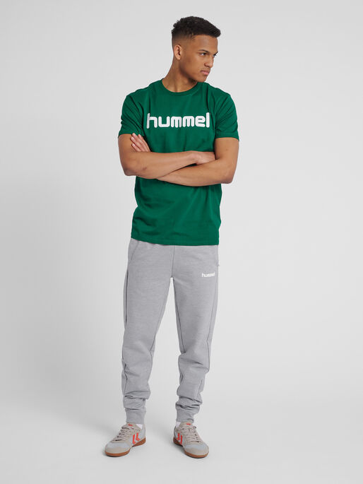 HUMMEL GO COTTON LOGO T-SHIRT S/S, EVERGREEN, model