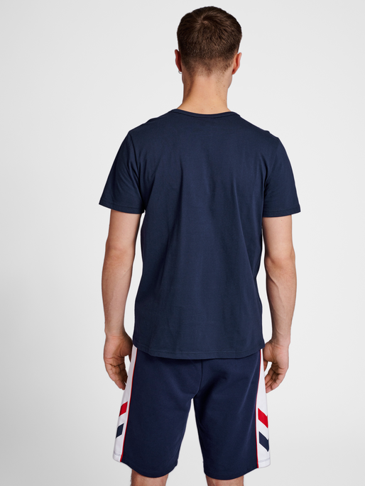 hmlIC DAYTON T-SHIRT, PEACOAT, model