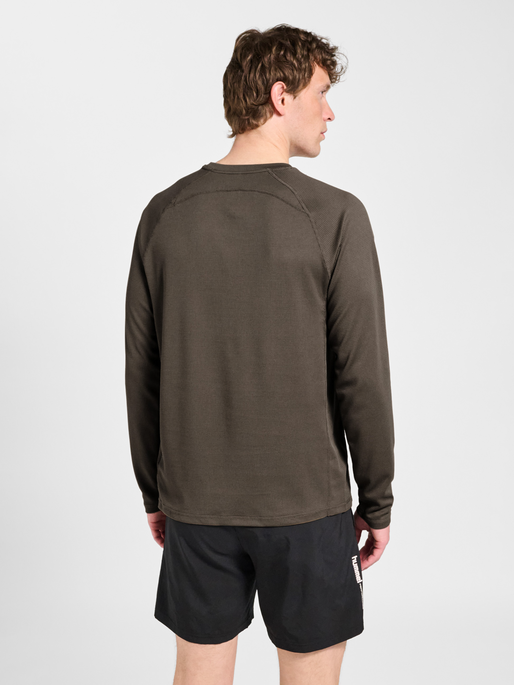 hmlMOMENTUM T-SHIRT L/S, MAJOR BROWN, model