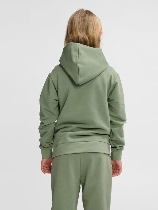 hmlCUATRO HOODIE, HEDGE GREEN, model