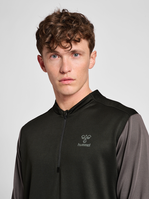 hmlONGRID 1/2 ZIP POLY SWEAT, JET BLACK/FORGED IRON, model